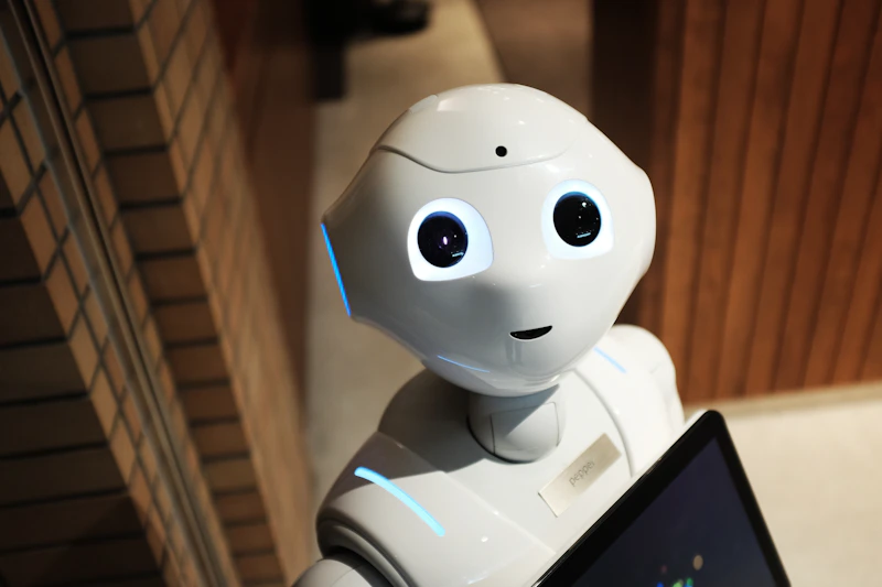 Robô de montagem em uma linha de produção de eletrônicos