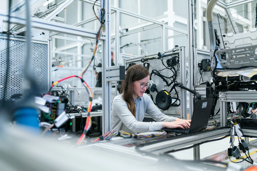Ambiente de engenharia com equipamentos de automação industrial
